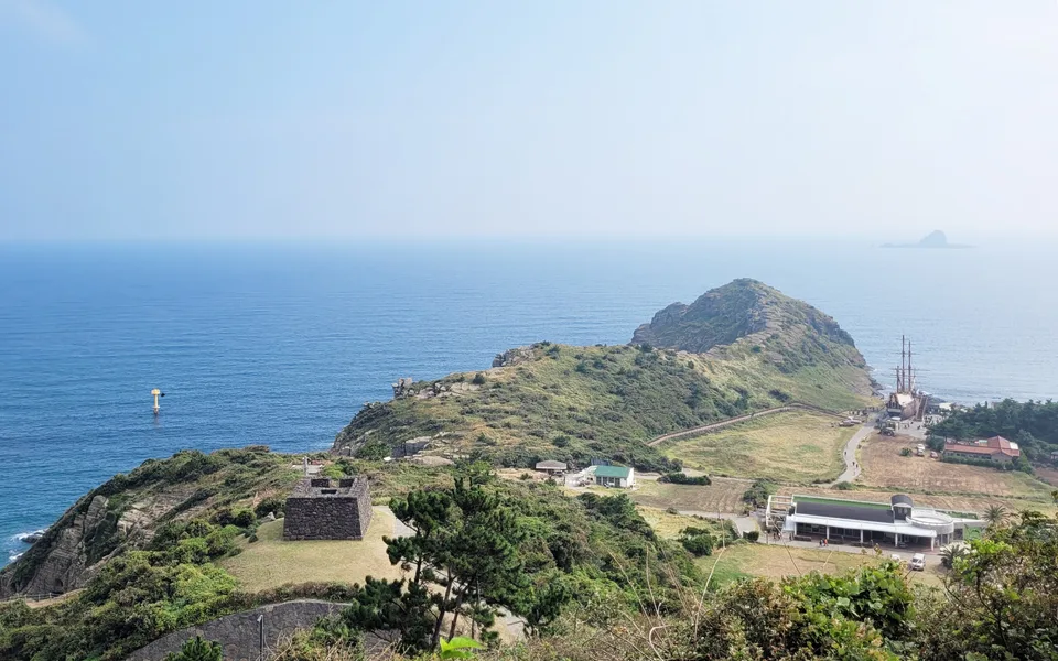 산방산에서 내려다본 제주 용머리해안과 바다.
